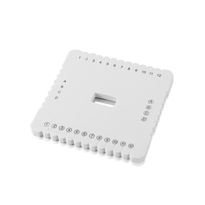Vue macro du disque Kumihimo carré blanc avec fentes numérotées pour le tressage DIY
