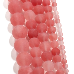 Makroaufnahme matter wassermelonenrosa Rundperlen in verschiedenen Größen für DIY-Schmuck