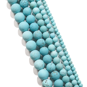 Gedetailleerd overzicht van matte turquoise kralen in diverse maten voor DIY sieraden