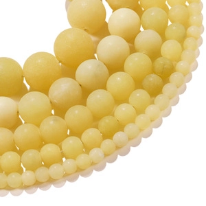 Diverse dimensioni di perle in agata foglia di bambù smerigliata disposte in archi