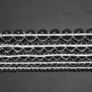 Perle tonde in quarzo trasparente da 4-12mm per la creazione di gioielli su sfondo nero
