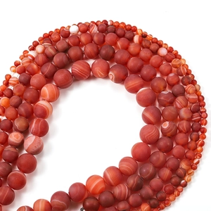 Macro detail van matte rode gestreepte agaat kralen met witte aders voor DIY-sieraden