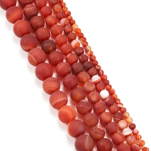 Macro-opname van matte rode agaat kralen met natuurlijke strepen voor het maken van sieraden