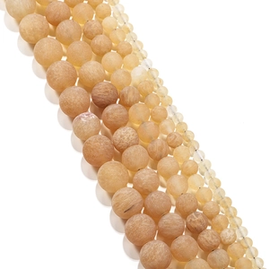 Détails macro de perles en pierre mate jaune chaud de tailles variées pour bijoux DIY