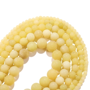 Makroaufnahme matter gelber Jadeperlen in verschiedenen Größen für DIY-Schmuck