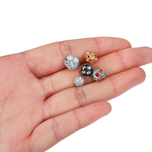 Hand met diverse Shamballa klei discobal kralen voor DIY sieraden maken
