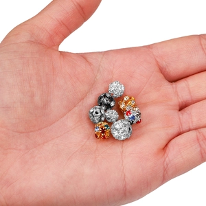 Glinsterende strass-bal kralen voor DIY sieraden maken in de hand gehouden voor de maat