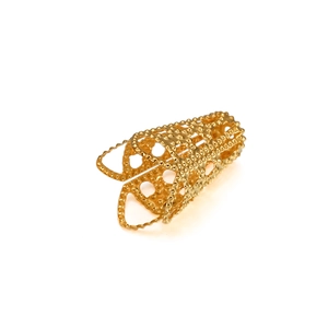 Accessoire bijoux cylindrique doré creux avec texture granulaire et motif résille