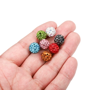 Dettaglio macro di perle disco colorate da 10mm per creazione gioielli DIY