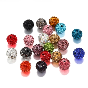 Dettaglio di perline disco da 10 mm con strass colorati per la creazione di gioielli fai da te