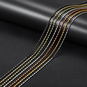 Cadenas de cobre de 1,5 mm en seis colores metálicos sobre fondo de cuero negro texturizado