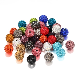 Dettaglio di perle disco da 10 mm in argilla con cristalli colorati per creazione gioielli