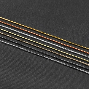 Detailaufnahme von 1,5 mm Metall-Zylinderketten in verschiedenen Metallic-Farben