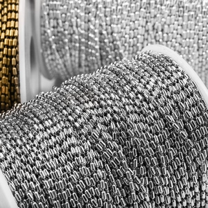 Makroaufnahme von 1,5 mm Gold- und Silber-Zylinderperlenketten auf Spulen für DIY-Schmuck
