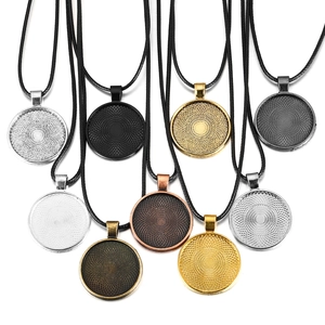 Colgantes redondos de 25mm con collares negros en varios acabados metálicos