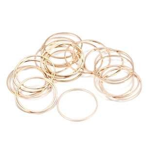 Détail d'anneaux de jonction en cuivre doré poli pour la création de bijoux DIY
