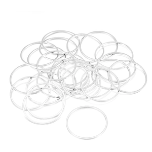 Vue macro d'anneaux de jonction circulaires argentés pour la création de bijoux DIY