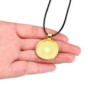 Base de colgante redondo de 25mm en aleación dorada con cordón trenzado para joyería DIY