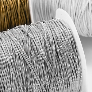 Dettaglio macro di rulli di catena a serpente in ferro argento e bronzo per gioielli DIY