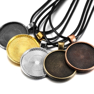 Juego de base de collar con bandeja colgante redonda de 25mm con cordones en cinco acabados