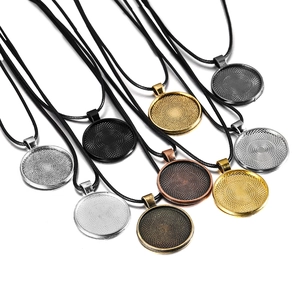 Juego de collares con colgante redondo de aleación de 25mm y cordones de cuero surtidos