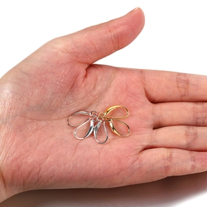 Gros plan de crochets de boucles d'oreilles DIY dorés et argentés pour montrer la taille
