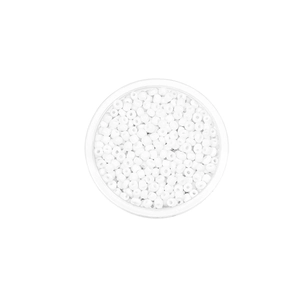 Macro-opname van witte glazen kralen met middengaten voor doe-het-zelf sieraden
