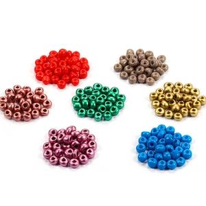 Close-up van kleurrijke glazen kralen met metaalglans voor DIY-sieraden maken