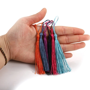Glands en soie colorés tenus en main pour montrer la taille d'accessoire DIY