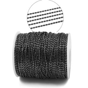Detalle macro de cadena de cuentas cilíndricas color gris oscuro para joyería DIY