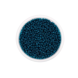 Bovenaanzicht van donkerblauwe glazen kralen in een heldere ronde opbergcontainer
