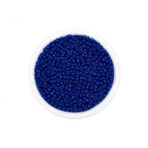 Detailopname van donkerblauwe glazen kralen voor DIY-sieraden in een ronde verpakking