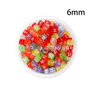Gros plan de perles carrées en acrylique de 6mm avec lettres dans une boîte ronde en plastique