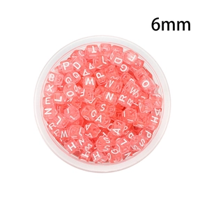 Vue détaillée des perles alphabet carrées en acrylique rose transparent de 6 mm