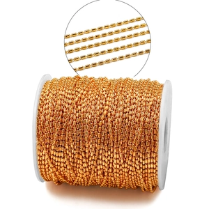 Vista macro de cadena de cuentas de cobre dorado de 1,5 mm en carrete para joyería DIY