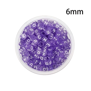 Détail de perles lettres de 6mm en acrylique violet translucide pour bijoux DIY