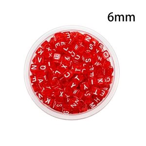 Détail des perles cubiques rouges transparentes de 6mm avec lettres dans un récipient