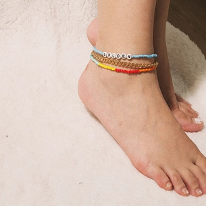 Détail du lot de bracelets de cheville bohèmes avec perles et lettres GOLDEN