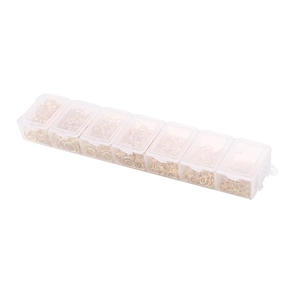 Détail d'anneaux de jonction dorés dans une boîte de rangement en plastique à 7 compartiments