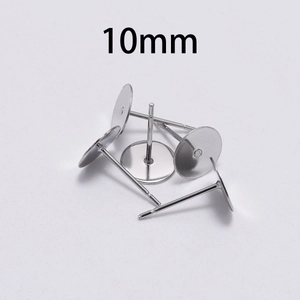 Makroaufnahme von 10mm flachen Edelstahl-Ohrsteckern für die DIY-Schmuckherstellung