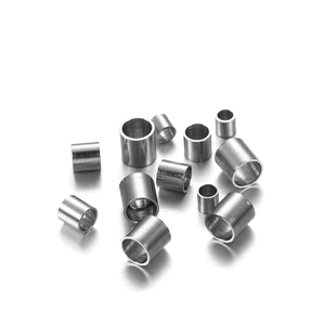 Makroaufnahme von verschiedenen Edelstahl-Abstandshalterröhren und Perlen für DIY-Schmuck