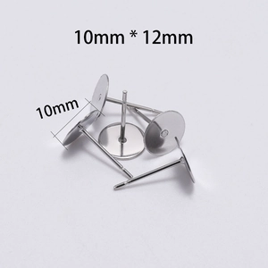 Makroaufnahme von 10mm Edelstahl-Ohrsteckern mit flacher Platte für DIY-Schmuck
