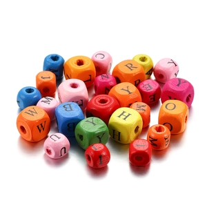 Perles alphabet carrées en bois coloré pour création de bijoux DIY et bracelets
