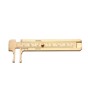 Dettaglio del calibro a corsoio in ottone massiccio con scale metriche e in pollici