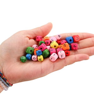 Perles alphabet carrées en bois coloré de 10mm pour bijoux DIY dans la main