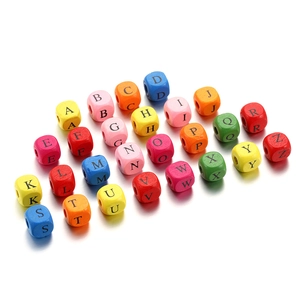 Vue détaillée de perles alphabet carrées en bois coloré avec lettres pour bijoux DIY