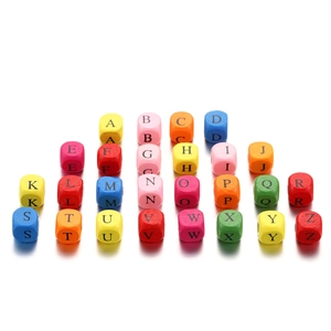 Perles alphabet carrées en bois colorées 8/10mm pour bijoux DIY et bracelets