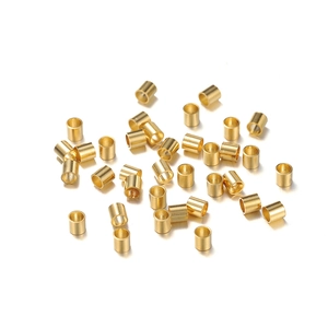 Makro-Detail goldener Edelstahl-Abstandsperlen und Quetschperlen für DIY-Schmuckherstellung