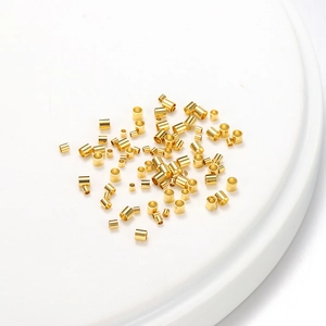 Detaillierte Makroansicht goldener Edelstahl-Quetschperlen für DIY-Schmuckherstellung