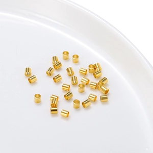 Nahaufnahme kleiner goldener Edelstahl-Abstandshalter für die DIY-Schmuckherstellung